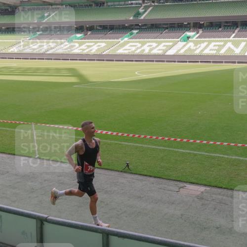 13.09.2026 - 21. swb-Marathon Bremen Michael Burmester http://msf.ph/oto/10305950 13.09.2026 12:11:25 Laufen im Stadion 614, 1046, 1651, 1671, 2054 meine-sportfotos.de