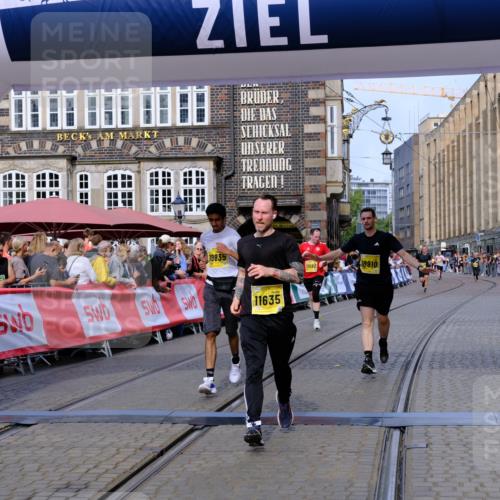 13.09.2026 - 21. swb-Marathon Bremen Tim E. http://msf.ph/oto/10305979 13.09.2026 10:49:45 Ziel 10739, 10835, 10846, 10910, 11092, 11191, 11621, 11635, 12376 meine-sportfotos.de