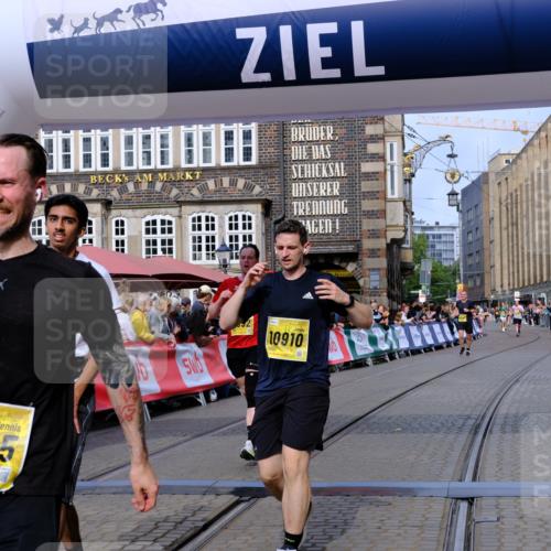 13.09.2026 - 21. swb-Marathon Bremen Tim E. http://msf.ph/oto/10306089 13.09.2026 10:49:47 Ziel 10739, 10835, 10846, 10910, 11092, 11191, 11621, 11635, 11717, 12376 meine-sportfotos.de