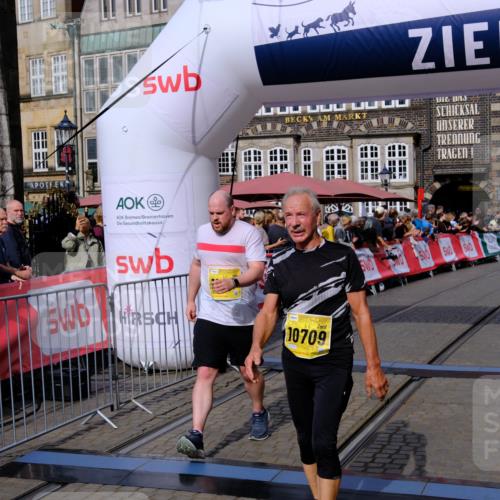 13.09.2026 - 21. swb-Marathon Bremen Tim E. http://msf.ph/oto/10306291 13.09.2026 10:50:02 Ziel 10508, 10709, 10966, 11007, 11035, 11183, 11717 meine-sportfotos.de
