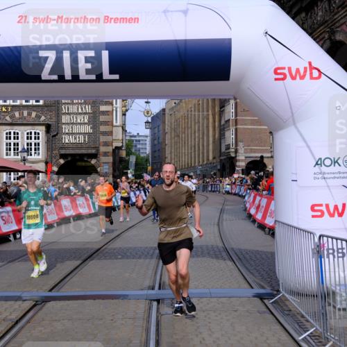 13.09.2026 - 21. swb-Marathon Bremen Tim E. http://msf.ph/oto/10306373 13.09.2026 10:50:07 Ziel 10508, 10593, 10709, 10966, 11005, 11007, 11035, 11183, 12380 meine-sportfotos.de