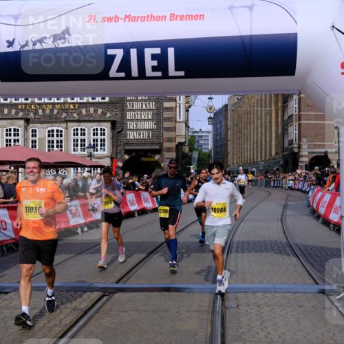 13.09.2026 - 21. swb-Marathon Bremen Tim E. http://msf.ph/oto/10306460 13.09.2026 10:50:10 Ziel 10452, 10508, 10593, 10709, 10966, 11005, 11007, 11035, 11183, 11415, 12380, 12510 meine-sportfotos.de