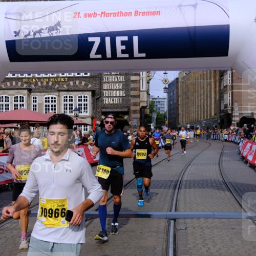 13.09.2026 - 21. swb-Marathon Bremen Tim E. http://msf.ph/oto/10306532 13.09.2026 10:50:12 Ziel 10452, 10508, 10593, 10709, 10966, 11005, 11007, 11035, 11183, 11415, 12380, 12510 meine-sportfotos.de