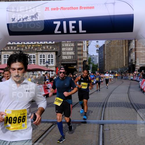 13.09.2026 - 21. swb-Marathon Bremen Tim E. http://msf.ph/oto/10306545 13.09.2026 10:50:12 Ziel 10452, 10508, 10593, 10709, 10966, 11005, 11007, 11035, 11183, 11415, 12380, 12510 meine-sportfotos.de