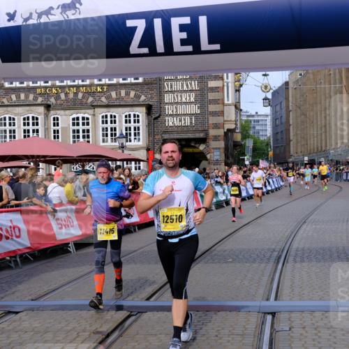 13.09.2026 - 21. swb-Marathon Bremen Tim E. http://msf.ph/oto/10306663 13.09.2026 10:50:18 Ziel 10452, 10508, 10593, 10876, 10966, 11005, 11035, 11183, 11415, 12240, 12380, 12510 meine-sportfotos.de