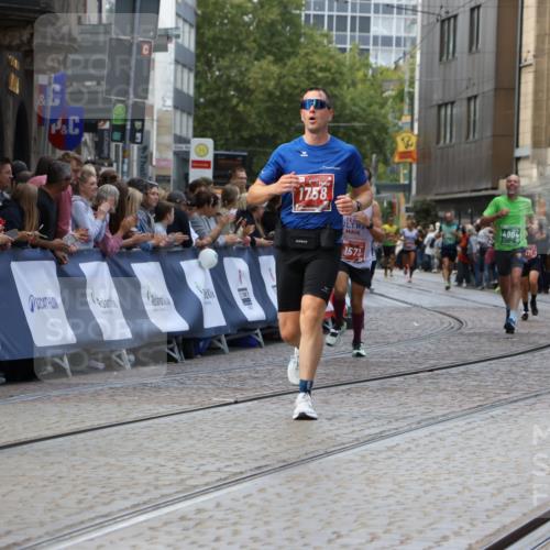 13.09.2026 - 21. swb-Marathon Bremen Strokosch-Dieckow http://msf.ph/oto/10306839 13.09.2026 13:00:28 Ziel 603, 671, 735, 912, 1571, 1758, 1911, 1930, 7015, 7170, 8689, 371, 453, 1136, 1550, 1754, 2141, 4904 meine-sportfotos.de