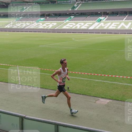 13.09.2026 - 21. swb-Marathon Bremen Michael Burmester http://msf.ph/oto/10306902 13.09.2026 12:29:44 Laufen im Stadion 314, 520, 547, 649, 719, 858, 934, 959, 1168, 1214, 1391, 1428, 1453, 206, 238, 322, 447, 814, 841, 875, 968, 1187, 1840, 2044, 2143 meine-sportfotos.de