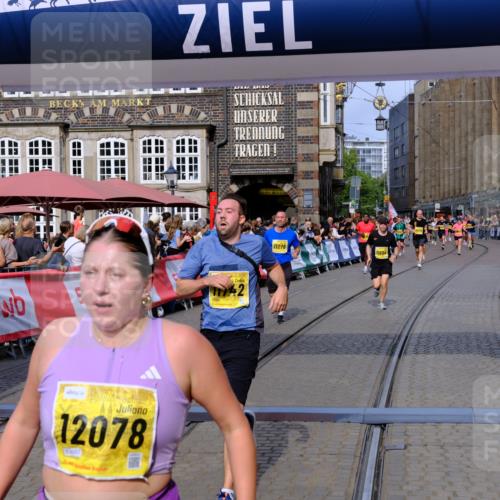 13.09.2026 - 21. swb-Marathon Bremen Tim E. http://msf.ph/oto/10307236 13.09.2026 10:50:46 Ziel 10170, 10233, 10525, 10840, 10923, 11220, 11276, 11497, 11499, 11622, 11664, 11680, 11742, 11774, 12045, 12078, 12309, 12447, 13562 meine-sportfotos.de