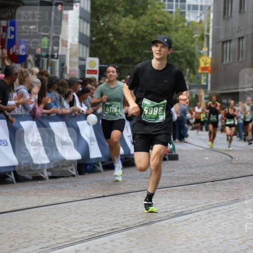 13.09.2026 - 21. swb-Marathon Bremen Strokosch-Dieckow http://msf.ph/oto/10307715 13.09.2026 13:01:23 Ziel 1619, 3019, 5663, 6359, 4118, 5369, 5996, 13063, 13168 meine-sportfotos.de