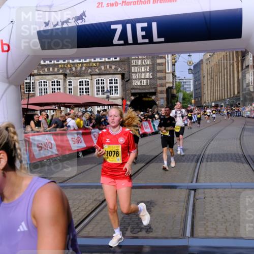 13.09.2026 - 21. swb-Marathon Bremen Tim E. http://msf.ph/oto/10307806 13.09.2026 10:51:06 Ziel 10267, 10537, 10764, 11076, 11087, 11170, 11753, 11961, 12004, 12052, 12070, 12179, 12309, 12351, 12488, 12560, 13544 meine-sportfotos.de