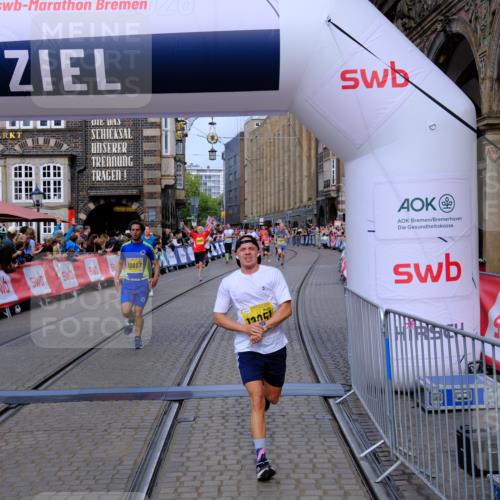 13.09.2026 - 21. swb-Marathon Bremen Tim E. http://msf.ph/oto/10308059 13.09.2026 10:51:34 Ziel 10381, 10471, 10515, 10808, 10825, 10862, 10887, 10984, 11503, 11537, 11801, 11973, 12051, 12133, 12548, 12552 meine-sportfotos.de