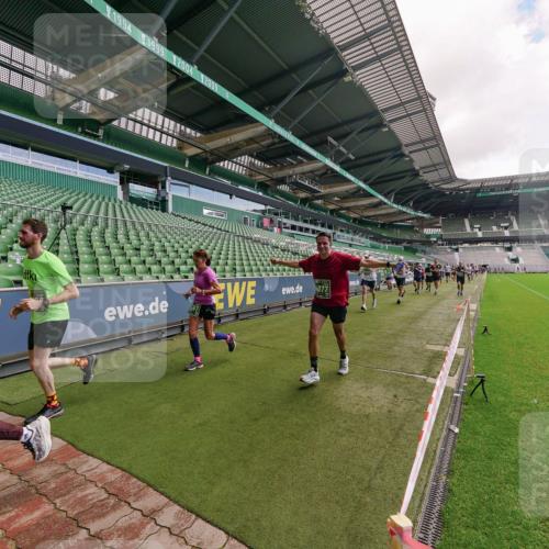 13.09.2026 - 21. swb-Marathon Bremen Michael Burmester http://msf.ph/oto/10308389 13.09.2026 13:03:54 Laufen im Stadion 209, 210, 488, 534, 565, 596, 725, 762, 881, 940, 1014, 1343, 1373, 1456, 1458, 1460, 1479, 1611, 1649, 1653, 1771, 2223, 2276, 2364, 2369, 2421, 2430, 2434, 2452, 2513, 2625, 2779, 2851, 2872, 2891, 2900, 2910, 2934, 2957, 2977, 3028, 3114, 3135, 3217, 3258, 3360, 3402, 3419, 3425, 3454, 3460, 3496, 3510, 3521, 3576, 3579, 3585, 3597, 3618, 3796, 3846, 3859, 3893, 3909, 3938, 3970, 3983, 4077, 4133, 4558, 242 meine-sportfotos.de