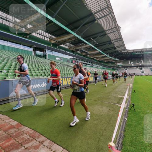 13.09.2026 - 21. swb-Marathon Bremen Michael Burmester http://msf.ph/oto/10308507 13.09.2026 13:04:15 Laufen im Stadion 178, 209, 210, 488, 534, 565, 596, 725, 762, 881, 940, 1014, 1239, 1307, 1343, 1373, 1456, 1458, 1460, 1479, 1611, 1627, 1649, 1653, 1656, 1687, 1771, 1780, 1932, 1941, 2023, 2223, 2369, 2421, 2430, 2434, 2452, 2513, 2625, 2723, 2851, 2867, 2872, 2891, 2900, 2910, 2919, 2934, 2957, 2977, 3028, 3135, 3217, 3320, 3343, 3360, 3402, 3419, 3425, 3454, 3460, 3510, 3521, 3579, 3597, 3618, 3796, 3846, 3859, 3909, 3938, 3970, 3983, 4077, 4133, 242 meine-sportfotos.de
