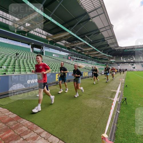 13.09.2026 - 21. swb-Marathon Bremen Michael Burmester http://msf.ph/oto/10308527 13.09.2026 13:04:18 Laufen im Stadion 178, 209, 210, 488, 534, 565, 596, 725, 762, 881, 940, 1014, 1239, 1307, 1343, 1373, 1456, 1458, 1460, 1479, 1611, 1627, 1649, 1653, 1656, 1687, 1771, 1780, 1914, 1932, 1941, 2023, 2126, 2223, 2369, 2430, 2434, 2452, 2513, 2625, 2723, 2851, 2867, 2872, 2891, 2900, 2910, 2919, 2934, 2957, 2959, 2977, 3028, 3135, 3217, 3320, 3343, 3360, 3402, 3419, 3425, 3454, 3460, 3510, 3521, 3579, 3597, 3618, 3796, 3846, 3859, 3909, 3938, 3970, 4077, 242 meine-sportfotos.de