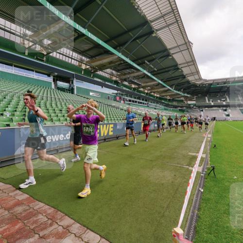 13.09.2026 - 21. swb-Marathon Bremen Michael Burmester http://msf.ph/oto/10308893 13.09.2026 13:04:53 Laufen im Stadion 178, 209, 210, 244, 323, 394, 488, 534, 536, 565, 647, 725, 881, 891, 900, 1073, 1239, 1243, 1307, 1308, 1343, 1373, 1380, 1456, 1479, 1627, 1649, 1653, 1656, 1687, 1771, 1780, 1914, 1932, 1941, 2023, 2089, 2126, 2223, 2241, 2265, 2301, 2369, 2430, 2434, 2452, 2602, 2723, 2742, 2764, 2851, 2867, 2872, 2891, 2910, 2919, 2957, 2959, 2977, 2985, 3028, 3030, 3217, 3278, 3320, 3343, 3402, 3419, 3425, 3444, 3454, 3485, 3521, 3579, 3618, 3796, 3909, 242 meine-sportfotos.de