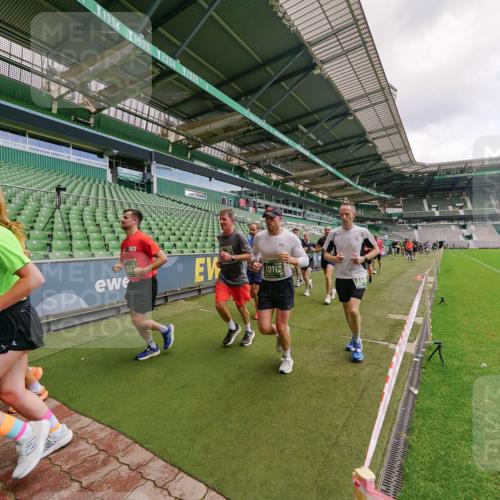 13.09.2026 - 21. swb-Marathon Bremen Michael Burmester http://msf.ph/oto/10308947 13.09.2026 13:04:59 Laufen im Stadion 178, 209, 210, 244, 323, 394, 534, 536, 565, 647, 725, 881, 891, 900, 1073, 1239, 1243, 1307, 1308, 1343, 1373, 1380, 1456, 1479, 1627, 1649, 1653, 1656, 1687, 1780, 1914, 1932, 1941, 2023, 2089, 2126, 2223, 2241, 2244, 2265, 2301, 2369, 2430, 2452, 2464, 2602, 2723, 2742, 2764, 2851, 2867, 2872, 2891, 2910, 2919, 2957, 2959, 2985, 3028, 3030, 3217, 3278, 3320, 3343, 3419, 3425, 3444, 3454, 3485, 3521, 3579, 3618, 3796, 3909, 242 meine-sportfotos.de