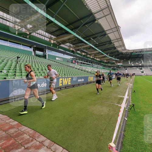 13.09.2026 - 21. swb-Marathon Bremen Michael Burmester http://msf.ph/oto/10309046 13.09.2026 13:05:12 Laufen im Stadion 178, 209, 210, 217, 244, 323, 394, 534, 536, 565, 647, 881, 891, 900, 1073, 1239, 1243, 1274, 1307, 1308, 1343, 1373, 1380, 1456, 1479, 1533, 1581, 1627, 1649, 1653, 1656, 1687, 1780, 1914, 1932, 1941, 2023, 2076, 2089, 2126, 2241, 2244, 2265, 2301, 2310, 2369, 2430, 2452, 2464, 2602, 2723, 2742, 2764, 2851, 2867, 2872, 2891, 2910, 2919, 2957, 2959, 2985, 3028, 3030, 3055, 3217, 3278, 3320, 3343, 3419, 3425, 3444, 3454, 3485, 3521, 3579, 3796, 3909, 242 meine-sportfotos.de