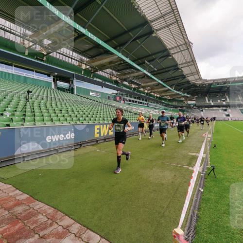 13.09.2026 - 21. swb-Marathon Bremen Michael Burmester http://msf.ph/oto/10309055 13.09.2026 13:05:13 Laufen im Stadion 178, 209, 210, 217, 244, 323, 394, 534, 536, 565, 647, 881, 891, 900, 1073, 1239, 1243, 1274, 1307, 1308, 1343, 1373, 1380, 1456, 1479, 1533, 1581, 1627, 1649, 1653, 1656, 1687, 1780, 1914, 1932, 1941, 2023, 2076, 2089, 2126, 2241, 2244, 2265, 2301, 2310, 2369, 2430, 2452, 2464, 2602, 2723, 2742, 2764, 2851, 2867, 2872, 2891, 2910, 2919, 2957, 2959, 2985, 3028, 3030, 3055, 3217, 3278, 3320, 3343, 3419, 3425, 3444, 3454, 3485, 3521, 3579, 3796, 3909, 242 meine-sportfotos.de