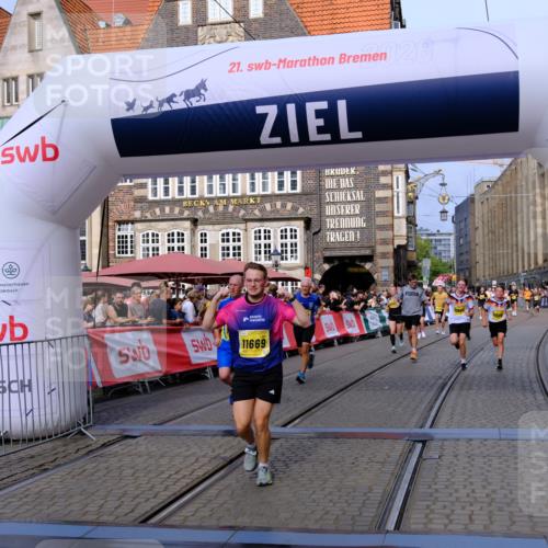 13.09.2026 - 21. swb-Marathon Bremen Tim E. http://msf.ph/oto/10309484 13.09.2026 10:52:44 Ziel 10761, 10812, 10958, 11350, 11604, 11605, 11610, 11669, 12319, 12361, 12439, 12533 meine-sportfotos.de