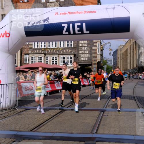 13.09.2026 - 21. swb-Marathon Bremen Tim E. http://msf.ph/oto/10310065 13.09.2026 10:52:57 Ziel 10193, 10339, 10652, 10734, 10812, 10827, 10906, 10958, 11002, 11109, 11144, 11350, 11362, 11597, 11604, 11605, 12338, 12361, 12399, 12439, 12533 meine-sportfotos.de
