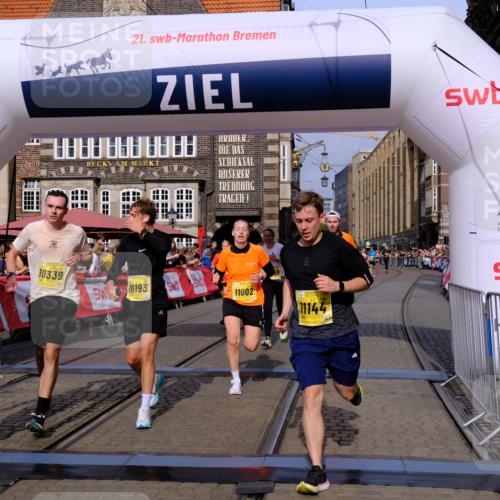 13.09.2026 - 21. swb-Marathon Bremen Tim E. http://msf.ph/oto/10310135 13.09.2026 10:52:58 Ziel 10193, 10339, 10652, 10734, 10812, 10827, 10906, 11002, 11109, 11144, 11350, 11362, 11597, 12338, 12361, 12399, 12439, 12533 meine-sportfotos.de