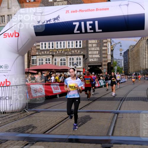 13.09.2026 - 21. swb-Marathon Bremen Tim E. http://msf.ph/oto/10310821 13.09.2026 10:53:16 Ziel 10284, 10304, 10714, 10734, 10863, 11038, 11238, 11282, 11386, 11575, 11766, 12019, 12369, 12398 meine-sportfotos.de