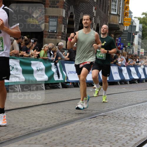13.09.2026 - 21. swb-Marathon Bremen Strokosch-Dieckow http://msf.ph/oto/10310916 13.09.2026 13:03:55 Ziel 1090, 1372, 1587, 1950, 3092, 5024, 5143, 5719, 6973, 7715, 895, 2094, 4236, 9061, 9129, 9544 meine-sportfotos.de