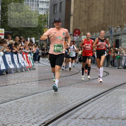 13.09.2026 - 21. swb-Marathon Bremen Strokosch-Dieckow http://msf.ph/oto/10312743 13.09.2026 13:04:53 Ziel 744, 1223, 1224, 1860, 2207, 2956, 5283, 7871, 8701, 8936, 9070, 13034, 1336, 2297, 3196, 4729, 6708, 9495 meine-sportfotos.de