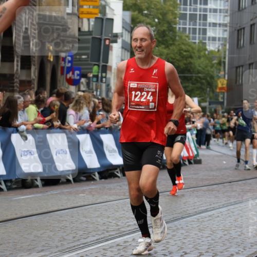 13.09.2026 - 21. swb-Marathon Bremen Strokosch-Dieckow http://msf.ph/oto/10312940 13.09.2026 13:04:59 Ziel 744, 1223, 1224, 1712, 2207, 2956, 5283, 7814, 8701, 8936, 9070, 9689, 13034, 1336, 1822, 2297, 3196, 4729, 7102 meine-sportfotos.de