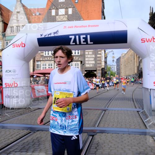 13.09.2026 - 21. swb-Marathon Bremen Tim E. http://msf.ph/oto/10313487 13.09.2026 10:54:40 Ziel 10067, 10146, 10359, 10410, 10503, 10577, 10631, 10749, 10765, 10837, 10884, 10996, 11039, 11099, 11118, 11361, 11476, 11593, 11843, 11989, 12265, 12328, 12467 meine-sportfotos.de