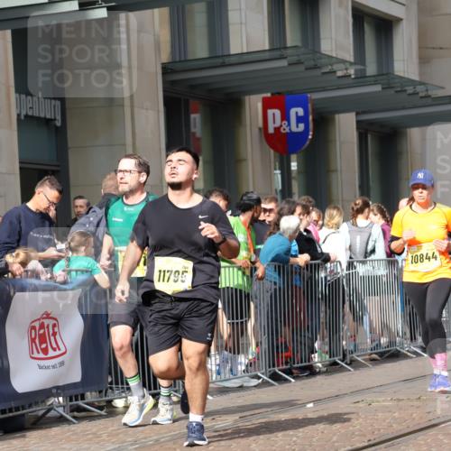 13.09.2026 - 21. swb-Marathon Bremen Strokosch-Dieckow http://msf.ph/oto/10313714 13.09.2026 10:56:18 Ziel 10240, 10356, 10372, 10486, 10540, 10675, 10721, 10771, 10824, 10844, 10888, 10936, 11064, 11069, 11256, 11317, 11349, 11407, 11474, 11601, 11795, 11844, 11855, 11871, 11872, 11911, 11996, 12543, 10184, 10211, 10246, 10298, 10322, 10365, 10443, 10670, 10690, 10699, 10949, 10957, 10960, 11219, 11280, 11317, 11570, 11693, 11782, 11790, 11972, 12061, 12452, 12476, 13565 meine-sportfotos.de