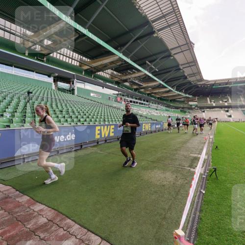 13.09.2026 - 21. swb-Marathon Bremen Michael Burmester http://msf.ph/oto/10314550 13.09.2026 13:10:10 Laufen im Stadion 164, 373, 383, 391, 448, 532, 549, 563, 581, 625, 813, 869, 898, 1025, 1072, 1150, 1180, 1398, 1738, 1855, 1867, 1880, 1894, 1967, 2202, 2208, 2232, 2243, 2268, 2284, 2333, 2339, 2342, 2413, 2429, 2432, 2441, 2471, 2525, 2530, 2553, 2573, 2594, 2654, 2682, 2692, 2714, 2717, 2784, 2785, 2819, 2823, 2920, 2931, 2932, 2941, 3026, 3032, 3063, 3086, 3089, 3122, 3174, 3207, 3208, 3291, 3316, 3327, 3333, 3370, 3398, 3409, 3410, 3437, 3470, 3707, 3769, 3857, 109 meine-sportfotos.de