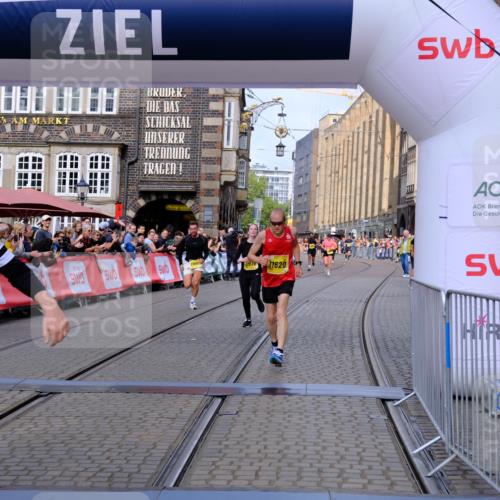13.09.2026 - 21. swb-Marathon Bremen Tim E. http://msf.ph/oto/10314586 13.09.2026 10:55:14 Ziel 10646, 10901, 11569, 11620, 11860, 11889, 11908, 11976, 12313, 12800, 13592 meine-sportfotos.de