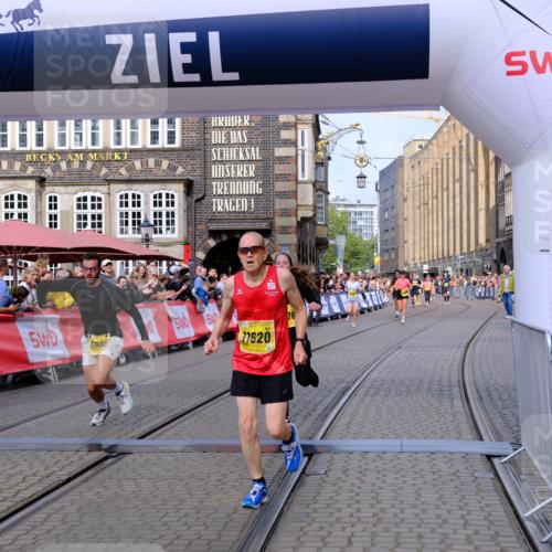 13.09.2026 - 21. swb-Marathon Bremen Tim E. http://msf.ph/oto/10314692 13.09.2026 10:55:15 Ziel 10555, 10646, 10901, 11001, 11620, 11860, 11889, 11908, 11976, 12313, 12800, 13592 meine-sportfotos.de