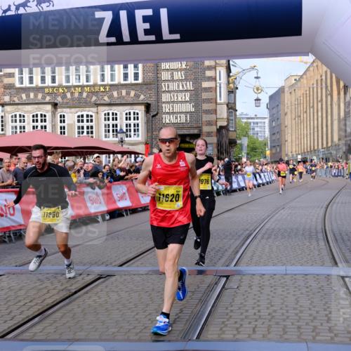 13.09.2026 - 21. swb-Marathon Bremen Tim E. http://msf.ph/oto/10314704 13.09.2026 10:55:15 Ziel 10555, 10646, 10901, 11001, 11620, 11860, 11889, 11908, 11976, 12313, 12800, 13592 meine-sportfotos.de