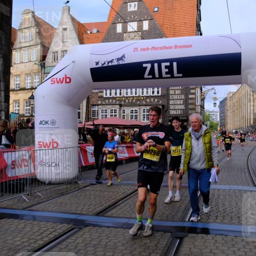 13.09.2026 - 21. swb-Marathon Bremen Tim E. http://msf.ph/oto/10315155 13.09.2026 10:55:46 Ziel 10203, 10256, 10297, 10379, 10529, 10725, 10788, 10881, 11377, 11414, 11557, 11748, 11862, 11941, 11975, 11977, 12030, 12150, 12218, 12258, 12348 meine-sportfotos.de