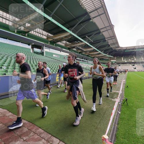 13.09.2026 - 21. swb-Marathon Bremen Michael Burmester http://msf.ph/oto/10315281 13.09.2026 13:11:27 Laufen im Stadion 265, 373, 581, 703, 843, 984, 1113, 1226, 1435, 1738, 1849, 1851, 1855, 1867, 1894, 1936, 1952, 1967, 2202, 2248, 2268, 2281, 2284, 2299, 2330, 2333, 2336, 2339, 2342, 2353, 2375, 2377, 2398, 2426, 2432, 2443, 2530, 2531, 2553, 2589, 2654, 2659, 2669, 2673, 2682, 2784, 2785, 2804, 2819, 2822, 2836, 2850, 2907, 2932, 2976, 3026, 3027, 3079, 3082, 3089, 3122, 3143, 3159, 3174, 3207, 3208, 3308, 3328, 3349, 3352, 3370, 3409, 3410, 3442, 3470, 800 meine-sportfotos.de