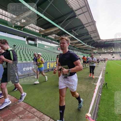 13.09.2026 - 21. swb-Marathon Bremen Michael Burmester http://msf.ph/oto/10315299 13.09.2026 13:11:29 Laufen im Stadion 265, 373, 581, 703, 843, 984, 1113, 1226, 1435, 1738, 1849, 1851, 1855, 1867, 1894, 1936, 1952, 1967, 2202, 2248, 2268, 2281, 2284, 2299, 2330, 2333, 2336, 2339, 2342, 2353, 2375, 2377, 2398, 2426, 2432, 2443, 2530, 2531, 2553, 2589, 2654, 2659, 2669, 2673, 2682, 2784, 2804, 2819, 2822, 2836, 2850, 2907, 2932, 2976, 3026, 3027, 3079, 3082, 3089, 3122, 3143, 3159, 3174, 3207, 3208, 3308, 3328, 3349, 3352, 3370, 3409, 3410, 3442, 3470, 800 meine-sportfotos.de