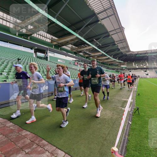13.09.2026 - 21. swb-Marathon Bremen Michael Burmester http://msf.ph/oto/10315461 13.09.2026 13:11:44 Laufen im Stadion 118, 265, 373, 581, 703, 843, 984, 1113, 1226, 1334, 1435, 1738, 1849, 1851, 1894, 1936, 1952, 1967, 2202, 2248, 2281, 2284, 2299, 2330, 2333, 2336, 2339, 2342, 2353, 2375, 2377, 2398, 2426, 2432, 2443, 2531, 2589, 2654, 2659, 2669, 2673, 2682, 2784, 2804, 2819, 2822, 2836, 2850, 2907, 2932, 2966, 2976, 3026, 3027, 3079, 3082, 3089, 3122, 3143, 3155, 3159, 3174, 3207, 3208, 3308, 3328, 3349, 3352, 3370, 3409, 3410, 3442, 3470, 549, 800 meine-sportfotos.de