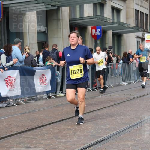 13.09.2026 - 21. swb-Marathon Bremen Strokosch-Dieckow http://msf.ph/oto/10315563 13.09.2026 10:57:02 Ziel 10166, 10177, 10226, 10300, 10394, 10517, 10518, 10578, 10687, 10700, 10969, 11106, 11236, 11292, 11365, 11480, 11484, 11498, 11609, 11667, 11734, 11966, 12037, 12111, 12263, 12372, 12382, 12383, 12400, 12411, 10157, 10408, 10486, 10610, 10771, 10772, 10888, 11000, 11064, 11079, 11328, 11872, 11946, 12032, 12284, 12434 meine-sportfotos.de