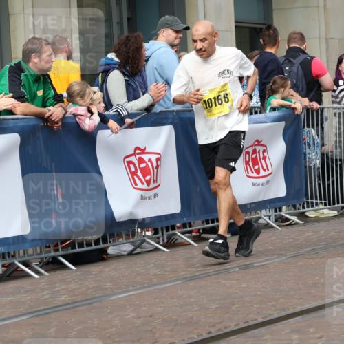 13.09.2026 - 21. swb-Marathon Bremen Strokosch-Dieckow http://msf.ph/oto/10315653 13.09.2026 10:57:05 Ziel 10166, 10177, 10226, 10300, 10394, 10517, 10518, 10578, 10687, 10700, 10969, 11106, 11236, 11292, 11365, 11480, 11484, 11498, 11609, 11667, 11734, 11965, 11966, 12037, 12111, 12263, 12372, 12382, 12383, 12400, 12411, 10157, 10408, 10610, 10772, 11000, 11079, 11236, 11328, 11484, 11872, 11946, 12032, 12284, 12434 meine-sportfotos.de
