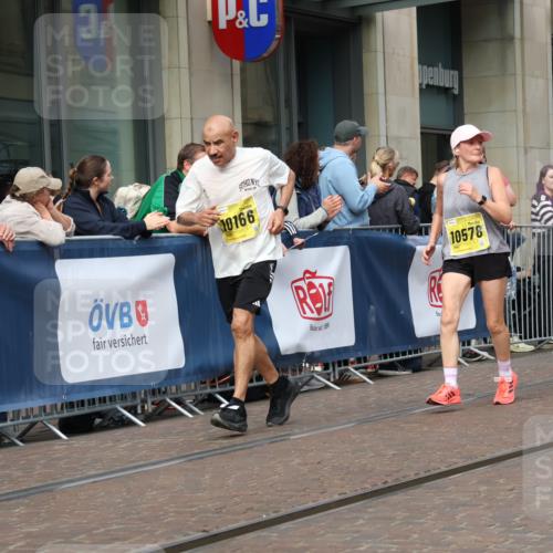 13.09.2026 - 21. swb-Marathon Bremen Strokosch-Dieckow http://msf.ph/oto/10315694 13.09.2026 10:57:05 Ziel 10166, 10177, 10226, 10300, 10394, 10517, 10518, 10578, 10687, 10700, 10969, 11106, 11236, 11292, 11365, 11480, 11484, 11498, 11609, 11667, 11734, 11965, 11966, 12037, 12111, 12263, 12372, 12382, 12383, 12400, 12411, 10157, 10408, 10610, 10772, 11000, 11079, 11236, 11328, 11484, 11872, 11946, 12032, 12284, 12434 meine-sportfotos.de