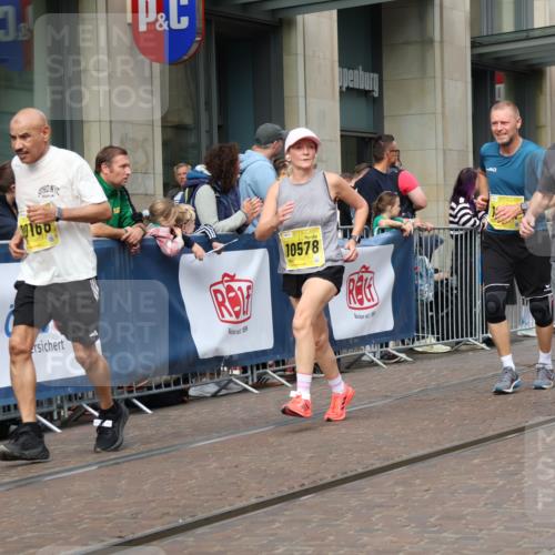 13.09.2026 - 21. swb-Marathon Bremen Strokosch-Dieckow http://msf.ph/oto/10315714 13.09.2026 10:57:06 Ziel 10166, 10177, 10226, 10300, 10394, 10517, 10518, 10578, 10687, 10700, 10969, 11106, 11292, 11365, 11480, 11498, 11609, 11667, 11734, 11965, 11966, 12037, 12111, 12263, 12372, 12382, 12383, 12400, 12411, 10157, 10408, 10610, 10700, 10772, 11000, 11079, 11236, 11292, 11328, 11484, 11872, 11946, 12032, 12284, 12434 meine-sportfotos.de