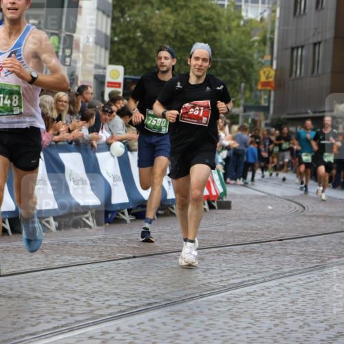 13.09.2026 - 21. swb-Marathon Bremen Strokosch-Dieckow http://msf.ph/oto/10316003 13.09.2026 13:06:24 Ziel 681, 3297, 3466, 4614, 4712, 5803, 6058, 6686, 7336, 7399, 8334, 8670, 8877, 8983, 9429, 9918, 508, 1770, 1921, 2832, 3910, 4777, 7590, 13148 meine-sportfotos.de
