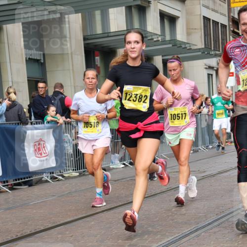 13.09.2026 - 21. swb-Marathon Bremen Strokosch-Dieckow http://msf.ph/oto/10316160 13.09.2026 10:57:13 Ziel 10177, 10226, 10300, 10394, 10517, 10518, 11106, 11245, 11365, 11480, 11498, 11609, 11734, 11965, 11966, 12037, 12111, 12222, 12264, 12372, 12400, 12411, 10157, 10166, 10408, 10578, 10610, 10687, 10700, 10772, 10969, 11000, 11079, 11236, 11292, 11328, 11484, 11667, 11946, 12032, 12263, 12382, 12383 meine-sportfotos.de