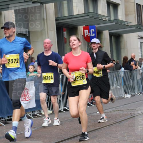 13.09.2026 - 21. swb-Marathon Bremen Strokosch-Dieckow http://msf.ph/oto/10316520 13.09.2026 10:57:19 Ziel 10177, 10226, 10300, 10394, 10460, 11106, 11153, 11245, 11365, 11480, 11498, 11532, 11568, 11734, 11965, 11966, 12037, 12111, 12222, 12228, 12264, 12372, 12555, 10157, 10166, 10226, 10408, 10517, 10518, 10578, 10687, 10700, 10772, 10969, 11236, 11292, 11484, 11609, 11667, 12032, 12263, 12382, 12383, 12400, 12411 meine-sportfotos.de