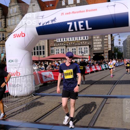 13.09.2026 - 21. swb-Marathon Bremen Tim E. http://msf.ph/oto/10316854 13.09.2026 10:57:02 Ziel 10240, 10372, 10486, 10540, 10610, 10721, 10771, 10824, 10888, 10936, 11064, 11349, 11474, 11601, 11872, 11911, 11996, 12284, 12434 meine-sportfotos.de