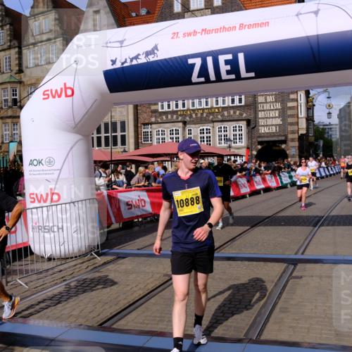 13.09.2026 - 21. swb-Marathon Bremen Tim E. http://msf.ph/oto/10316872 13.09.2026 10:57:02 Ziel 10240, 10372, 10486, 10540, 10610, 10721, 10771, 10824, 10888, 10936, 11064, 11349, 11474, 11601, 11872, 11911, 11996, 12284, 12434 meine-sportfotos.de