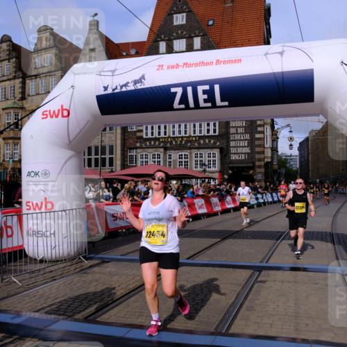 13.09.2026 - 21. swb-Marathon Bremen Tim E. http://msf.ph/oto/10316945 13.09.2026 10:57:05 Ziel 10372, 10486, 10540, 10610, 10721, 10771, 10824, 10888, 10936, 11000, 11064, 11079, 11474, 11601, 11872, 12284, 12434 meine-sportfotos.de