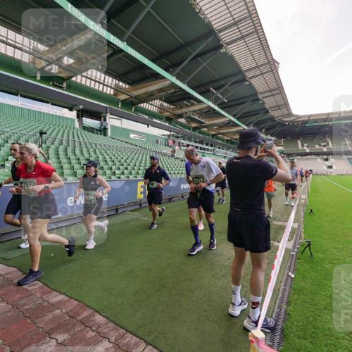 13.09.2026 - 21. swb-Marathon Bremen Michael Burmester http://msf.ph/oto/10317234 13.09.2026 13:14:33 Laufen im Stadion 266, 270, 278, 300, 414, 460, 576, 600, 631, 768, 950, 956, 1005, 1008, 1047, 1143, 1392, 1408, 1426, 1573, 1596, 1641, 1818, 1819, 1991, 2024, 2035, 2079, 2233, 2235, 2314, 2359, 2387, 2412, 2439, 2457, 2466, 2484, 2494, 2521, 2540, 2564, 2612, 2665, 2690, 2691, 2693, 2737, 2760, 2773, 2816, 2829, 2838, 2861, 2865, 2887, 2921, 2958, 2972, 2978, 3016, 3111, 3209, 3253, 3277, 3304, 3313, 3355, 3378, 3405, 3428, 3653, 3661, 3670, 3680, 3829, 4034, 4080, 4306, 703 meine-sportfotos.de